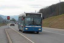 Ein ausgemusterter Mercedes-Benz O405N2 (ex TPC Depot Monthey, ex GOWA/VBL Nr. 557) am 30. Januar 2016 auf einer Überführungsfahrt zwischen Moudon und Lucens.
