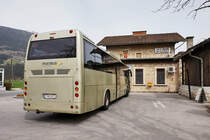 Den ganzen April heißt es für die Züge in Greifenburg Endstation. Aufgrund von Gleisbauarbeiten zwischen den Bahnhöfen Greifenburg-Weißensee und Dellach im Drautal ist vom 2.4. bis 30.4. zwischen Greifenburg und Lienz ein SEV eingerichtet.
Hier zu sehen ist ein Temsa Safari von POSTBUS beim warten auf die nächste S1 aus Friesach. Aufgenommen am 6.4.2016 bei der Haltestelle Greifenburg-Weißensee Bahnhof.
