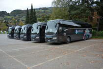 DQ-800-XD / DH-585-RL / DH-593-RL / DQ-780-XD / CJ-126-BB (Volvo 9900) stehen am 17.10.2015 auf dem Parkplatz an der Hochjoch Bahn in Schruns.
