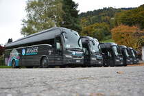 DQ-800-XD / DH-585-RL / DH-593-RL / DQ-780-XD / CJ-126-BB (Volvo 9900) stehen am 17.10.2015 auf dem Parkplatz an der Hochjoch Bahn in Schruns.
