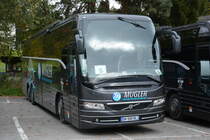 DH-593-RL (Volvo 9900) steht am 17.10.2015 auf dem Parkplatz an der Hochjoch Bahn in Schruns.
