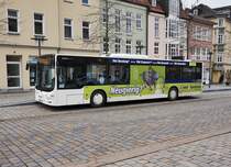 Ein für die easy-Apotheke werbender MAN Lion's City (Nr. 141) der SÜC, unterwegs als Linie 4 (Theaterplatz D - Witzmannsberg - Ahorn - Theaterplatz D), am 21.3.2016 bei der Haltestelle Theaterplatz D.