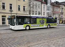 Ein für die easy-Apotheke werbender MAN Lion's City (Nr. 141) der SÜC, unterwegs als Linie 4 (Theaterplatz D - Witzmannsberg - Ahorn - Theaterplatz D), am 21.3.2016 bei der Haltestelle Theaterplatz D.