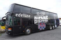 Setra 328 DT Edelline, Kerzers mars 2016
. La saison de hockey sur glace étant terminée pour le EHC Biel-Bienne, ce véhicule a retrouvé sa couleur bleue originale durant la première semaine d'avril !