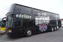 Setra 328 DT Edelline, Kerzers mars 2016
. La saison de hockey sur glace étant terminée pour le EHC Biel-Bienne, ce véhicule a retrouvé sa couleur bleue originale durant la première semaine d'avril !