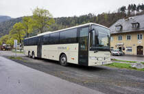 Mercedes-Benz Integro von POSTBUS, am 9.4.2016, geparkt nahe der Haltestelle Möllbrücke-Sachsenburg Bahnhof.