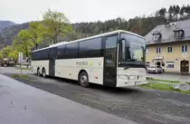 Mercedes-Benz Integro von POSTBUS, am 9.4.2016, geparkt nahe der Haltestelle Möllbrücke-Sachsenburg Bahnhof.