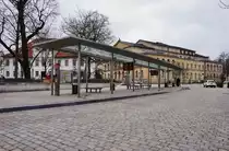 Blick auf die Haltestelle Theaterplatz am 20.3.2016. Sie ist der Hauptumsteigepunkt der Stadtbuslinien in Coburg.