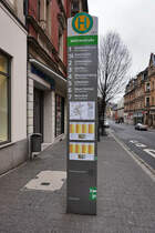 Blick auf eine Haltestellensäule der SÜC. Sie informiert über die anhaltenden Linien sowie deren Laufwege. Zusätzlich dazu verfügen alle Haltestellen in der Stadt über einen Monitor mit Echtzeitinformation sowie einer Taste, bei deren Betätigen man den Monitor vorgelesen bekommt.

Nur als Information die Möhrenstraße sollte eigentlich die Mohrenstraße sein :)