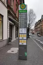 Blick auf eine Haltestellensäule der SÜC. Sie informiert über die anhaltenden Linien sowie deren Laufwege. Zusätzlich dazu verfügen alle Haltestellen in der Stadt über einen Monitor mit Echtzeitinformation sowie einer Taste, bei deren Betätigen man den Monitor vorgelesen bekommt.

Nur als Information die Möhrenstraße sollte eigentlich die Mohrenstraße sein :)