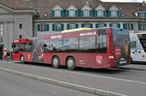 MAN Lions City 149, mit einer Werbung für den FC Thun, wartet an der Haltestelle der Linie 3 beim Bahnhof Thun. Die Aufnahme stammt vom 30.03.2016.