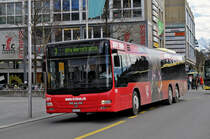 MAN Lions City 149, mit einer Werbung für den FC Thun, auf der Linie 3 verlässt die Haltestelle beim Bahnhof Thun. Die Aufnahme stammt vom 30.03.2016.
