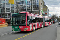 Mercedes Citaro 137, mit einer Werbung für den Panorama Center Thun, auf der Linie 1 verlässt die Haltestelle beim Bahnhof Thun. Die Aufnahme stammt vom 30.03.2016.