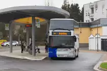 Die Schulkinder freuen sich auf ihren Doppeldecker. Die Firma Lay Reisen setzt für den Schülerverkehr im Bereich der Stadt Püttlingen und im Köllertal oft Doppelstockbusse ein. Hier ein MJT D02-21D am Busbahnhof in Püttlingen. 02.02.2016
MAGYAR JÁRMÛTECHNIKAI ZRT. - HUNGARY