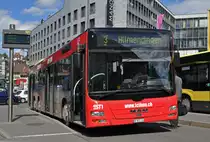 MAN Lions City 149, mit einer Werbung für den FC Thun, wartet an der Haltestelle der Linie 3 beim Bahnhof Thun. Die Aufnahme stammt vom 30.03.2016.