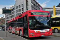MAN Lions City 160, mit einer Werbung für den Panorama Center Thun, auf der Linie 3, wartet an der Haltestelle beim Bahnhof Thun. Die Aufnahme stammt vom 30.03.2016.