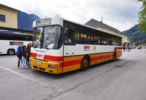 310er Gräf & Stift der HPV unterwegs auf der Kfl. 5002 (Lienz Bahnhof - Winklern im Mölltal Busterminal - Heiligenblut Hotel Heiligenblut), am 15.4.2016 bei der Haltestelle Lienz Bahnhof.