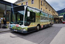 Mercedes-Benz O 530 I  DAHOAMPAGE  von Bundschuh-Reisen, am 15.4.2016 bei der Haltestelle Lienz Bahnhof.