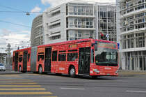Mercedes Citaro 7050, mit der Vollwerbung für easy Jet, fährt zur Endhaltestelle der Linie 50 beim Bahnhof SBB. Die Aufnahme stammt vom 16.04.2016.
