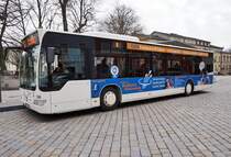 Mercedes-Benz O 530 II (Nr. 136) der SÜC, unterwegs als Linie 6 (Theaterplatz - Neue Heimat - Theaterplatz - Falkenegg - Theaterplatz), am 21.3.2016 bei der Haltestelle Theaterplatz.