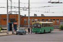 Mercedes-Benz O305 Nr. 104 (ex KVG Braunschweig, ex Stadtverkehr Hohmann Wolfenbüttel) Nimmt am 18. Juli 2014 am Bahnhof Sliwen Fahrgäste auf. Der Oberleitungsbus dessen auffällige Oberleitungen zu sehen sind war zu diesem Zeitpunkt vorübergehend eingestellt.