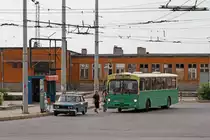 Mercedes-Benz O305 Nr. 104 (ex KVG Braunschweig, ex Stadtverkehr Hohmann Wolfenbüttel) Nimmt am 18. Juli 2014 am Bahnhof Sliwen Fahrgäste auf. Der Oberleitungsbus dessen auffällige Oberleitungen zu sehen sind war zu diesem Zeitpunkt vorübergehend eingestellt.