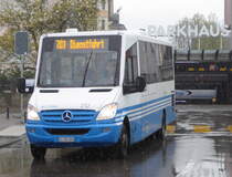 WilMobil - Mercedes Nr.212  SG  381890 unterwegs auf Dienstfahrt vor dem Bahnhof in Wil am 24.04.2016