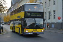  25 Jahre Linie 100  und deswegen sind einige Historische Busse unterwegs zwischen Berlin Zoologischer Garten und Berlin Alexanderplatz. Hier zu sehen ist ein MAN SD 202 DXX (B-Z 3575). Aufgenommen am Bahnhof Berlin Zoologischer Garten / Hertzallee / 31.10.2015.
