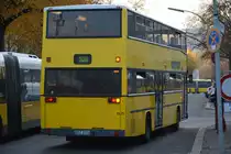  25 Jahre Linie 100  und deswegen sind einige Historische Busse unterwegs zwischen Berlin Zoologischer Garten und Berlin Alexanderplatz. Hier zu sehen ist ein MAN SD 202 DXX (B-Z 3575). Aufgenommen am Bahnhof Berlin Zoologischer Garten / Hertzallee / 31.10.2015.
