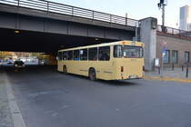  25 Jahre Linie 100  und deswegen sind einige Historische Busse unterwegs zwischen Berlin Zoologischer Garten und Berlin Alexanderplatz. Hier zu sehen ist ein MAN E2H 85 (SL 200) (B-I 1666). Aufgenommen am Bahnhof Berlin Zoologischer Garten / Hertzallee / 31.10.2015.
