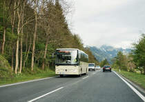 Mercedes-Benz Integro von POSTBUS unterwegs als SEV-Kurs 735 (Villach Hbf (Busbahnhof) - Lienz Bahnhof), am 28.4.2016 zwischen Nikolsdorf und Dölsach.
Dieser Bus ist der Ersatz für den D 735 und hält zwischen Villach und Lienz somit nur in Greifenburg-Weißensee und Oberdrauburg. Der Halt Spittal-Millstättersee in dem der D 735 normalerweise anhalten würde, kann jedoch vom SEV nicht bedient werden.