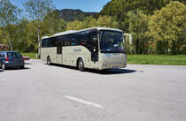 Temsa Safari von POSTBUS, unterwegs als SEV-Kurs 14223 (Greifenburg-Weißensee Bahnhof - Lienz Bahnhof), am 22.4.2016 bei der Ankunft an der Haltestelle Oberdrauburg Bahnhof.