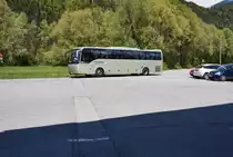 Temsa Safari von POSTBUS, unterwegs als SEV-Kurs 14223 (Greifenburg-Weißensee Bahnhof - Lienz Bahnhof), am 22.4.2016 nach einer Wende bei der Haltestelle Oberdrauburg Bahnhof.