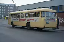  25 Jahre Linie 100  und deswegen sind einige Historische Busse unterwegs zwischen Berlin Zoologischer Garten und Berlin Alexanderplatz. Hier zu sehen ist ein Büssing E2U 62S (Präsident 14R) (B-DV 237H). Aufgenommen am Bahnhof Berlin Zoologischer Garten / Hertzallee / 31.10.2015.
