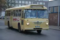  25 Jahre Linie 100  und deswegen sind einige Historische Busse unterwegs zwischen Berlin Zoologischer Garten und Berlin Alexanderplatz. Hier zu sehen ist ein Büssing E2U 62S (Präsident 14R) (B-DV 237H). Aufgenommen am Bahnhof Berlin Zoologischer Garten / Hertzallee / 31.10.2015.

