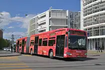 Mercedes Citaro 7050, mit der Vollwerbung für easy Jet, fährt zur Endhaltestelle der Linie 50 beim Bahnhof SBB. Die Aufnahme stammt vom 29.04.2016.