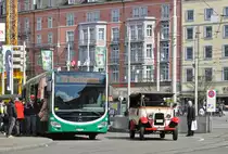 Generationen treffen: Mercedes Citaro 7011 und ein Chevrolet Oldtimer aus dem Jahre 1926 begegnen sich am Bahnhof SBB. Die Aufnahme stammt vom 24.04.2016. 