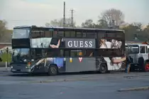  25 Jahre Linie 100  und deswegen sind einige Historische Busse unterwegs zwischen Berlin Zoologischer Garten und Berlin Alexanderplatz. Hier zu sehen ist ein MAN SD 202 (B-U 3776). Aufgenommen am Bahnhof Berlin Zoologischer Garten / Hertzallee / 31.10.2015.
