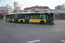 Am 31.10.2015 fährt B-V 2295 auf der Linie X9 zum Flughafen Tegel. Aufgenommen wurde ein Mercedes Benz Citaro G / Berlin Zoologischer Garten, Hertzallee.
