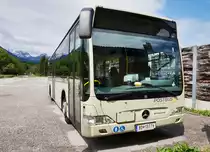 Mercedes Benz O 530 LE von POSTBUS, am 5.5.2016, geparkt beim Bahnhof Maria Elend im Rosental.