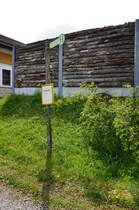 Bushaltestelle Maria Elend im Rosental Bahnhof, am 5.5.2016
Nur einmal am Tag um 6:30 hält hier ein Bus von Rosenbach Bahnhof nach Ferlach Sparkasse an. Es fährt jedoch nur eine Minute zuvor der einzige Zug der Rosentalbahn ab und dies auch noch in die selbe Richtung. Durch solche Parallelfahrten kann man halt auch eine Bahnstrecke in den Ruin treiben. Aber der grüne Kärntner Landesverkehrsrat Rolf Holub ist die Bahn eh lieber los und unterstützt die Stilllegung auch noch kräftig. Da fragt man sich schon ob der in der richtigen Partei ist.