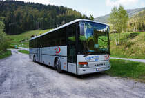 SETRA S 315 HF von Carinthian Bus (ein Unternehmen von Bacher-Reisen), am 5.5.2016 nahe der Haltestelle Stockenboi Gh Ladstätter, der heutigen Endhaltestelle der Kfl. 5160.
Im Kraftfahrlinien-Kursbuch 1988/1989 fuhren die Busse der Kfl. 5160 sogar noch bis nach Weißensee Ostufer und bis zum Fahrplanwechsel 2015/2016 fuhren sie zumindest von hier aus noch drei Stationen weiter bis Weißenbach Farchtnersee Abzw. 
Aber auch hier hat der grüne Kärntner Landesverkehrsrat Rolf Holub seine Finger im Spiel gehabt, er strich nicht nur die Linie zum Fahrplanwechsel ab hier, er beschränkte sie auch auf die Schultage. Die Schulkinder im eingestellten Bereich der Linie müssen jetzt jedoch sehn wie sie in die Schule kommen.
Muss man schon sagen, das war wohl wieder eine richtig  grüne  Aktion von Herrn Holub.
