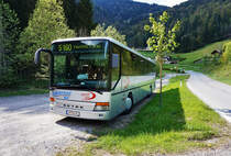 SETRA S 315 HF von Carinthian Bus (ein Unternehmen von Bacher-Reisen), am 5.5.2016 nahe der Haltestelle Stockenboi Gh Ladstätter, der heutigen Endhaltestelle der Kfl. 5160.
Da Feiertag war musste der Bus hier einen Tag warten, um am nächsten Tag um 5:52 Uhr als Kurs 101 nach Paternion Feistritz Bahnhof zu fahren.