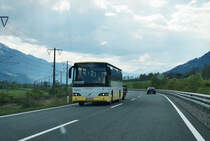 Volvo B10-400 von Autoreisen Edelweiß, am 5.5.2016 nahe Radlach. Die Lackierung stammt noch aus der Zeit, als der Bus noch für die Post bzw. ÖBB fuhr.