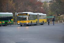  25 Jahre Linie 100  und deswegen sind einige Historische Busse unterwegs zwischen Berlin Zoologischer Garten und Berlin Alexanderplatz. Hier zu sehen ist ein Mercedes Benz O 405GN (B-063341). Aufgenommen am Bahnhof Berlin Zoologischer Garten / Hertzallee / 31.10.2015.
