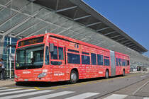 Mercedes Citaro 7050, mit der Vollwerbung für easy Jet, wartet an der Endstation der Linie 50 beim Euroairport. Die Aufnahme stammt vom 06.05.2016.