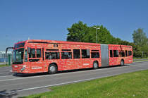 Mercedes Citaro 7050, mit der Vollwerbung für easy Jet, fährt an der Haltestelle CARGO vorbei. Die Aufnahme stammt vom 06.05.2016.