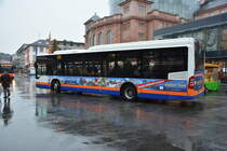 Am 04.12.2015 fährt WI-QN 302 auf der Linie 28 durch die Innenstadt von Mainz. Aufgenommen wurde ein Mercedes Benz Citaro der 2. Generation Low Entry.
