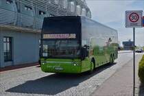 . VanHool T915, von Mein Fernbus, nahe dem Bahnhof in Norddeich.  30.04.2016 