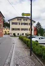 Blick auf die neue Bushaltestelle Oberdrauburg Gemeindeamt am 14.5.2016.
Einst gab einige Meter weiter vorne beim Postamt schon einmal die Haltestelle Oberdrauburg. Diese wurde von der Kfl. 5052 (Nölbling Feuerwehrhaus - Lienz Bahnhof) bedient. Als diese jedoch im Abschnitt Oberdrauburg Bahnhof - Nikolsdorf Nörsach eingestellt wurde, wurde auch die Haltestelle ihren Betrieb los.
An der neuen Haltestelle halten nun die Kfl. 5021 (Oberdrauburg Bahnhof - Möllbrücke Hauptschule) und die Kfl. 5052 (Nölbling Feuerwehrhaus - Oberdrauburg Bahnhof).